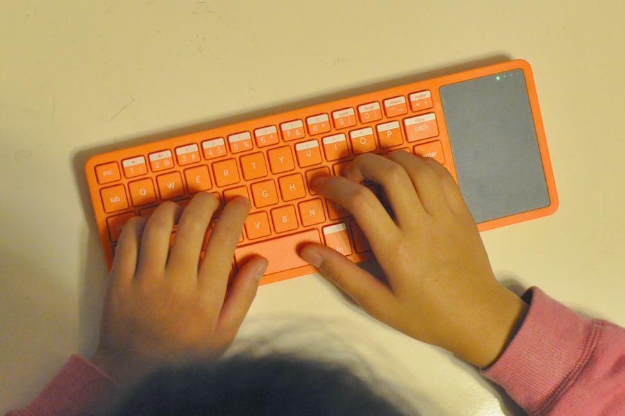 子どもの小さな手にはぴったりな Kano Keyboard。ただし、かぎカッコや記号の入力に fn キー押下が必要など、コード入力にベストとはいえないかも。