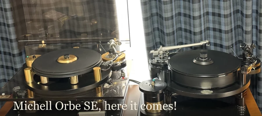 Michell GyroDec (left) and Michell Orbe SE (right) turntables side by side, with the article title Michell Orbe SE, here it comes!