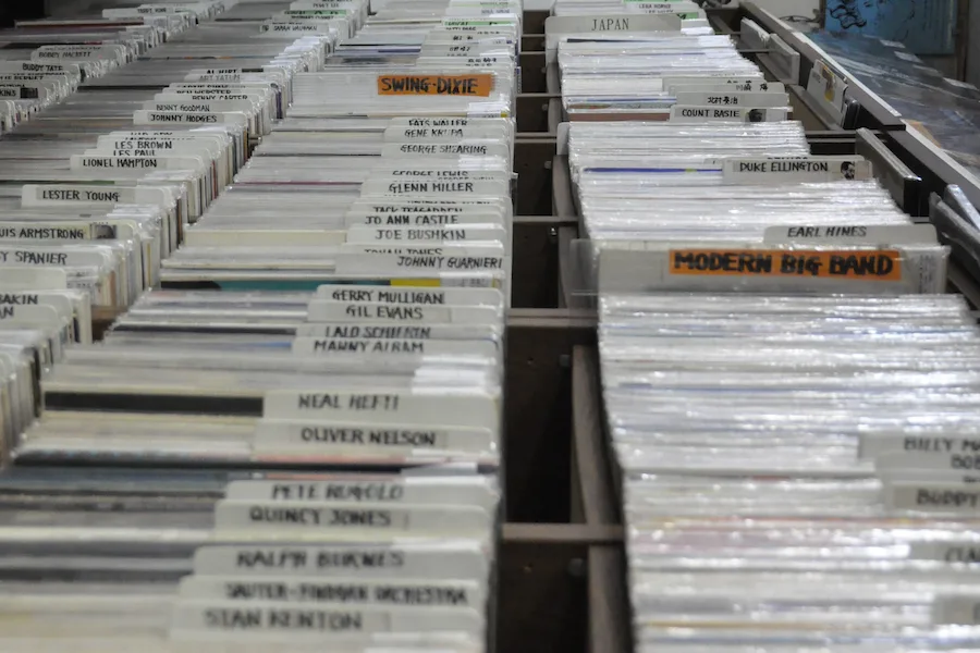 An example of divider boards in a record store. Handwritten dividers for genres (SWING-DIXIE, MODERN BIG BAND) and artist names, which I photographed on December 15, 2011, at Kawasaki TOPS, a used record store in Kawasaki, Kanagawa, that no longer exists. They are a different kind from the printed, ready-made dividers from suppliers like Gopher.
